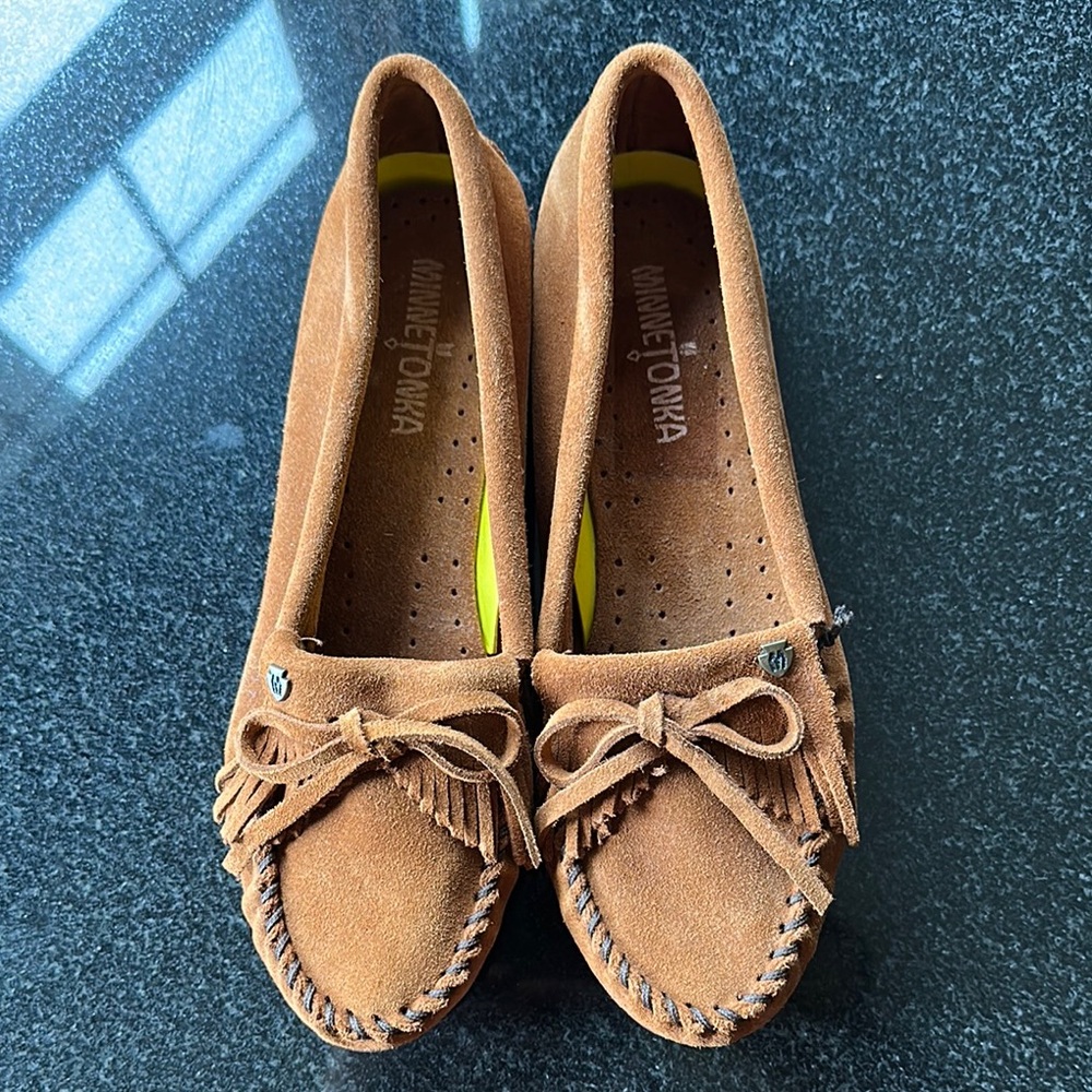 Minnetonka Women's Tan Moccasins